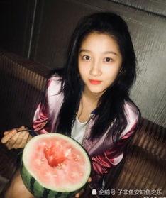 女孩发吃瓜,女孩吃瓜背后的故事